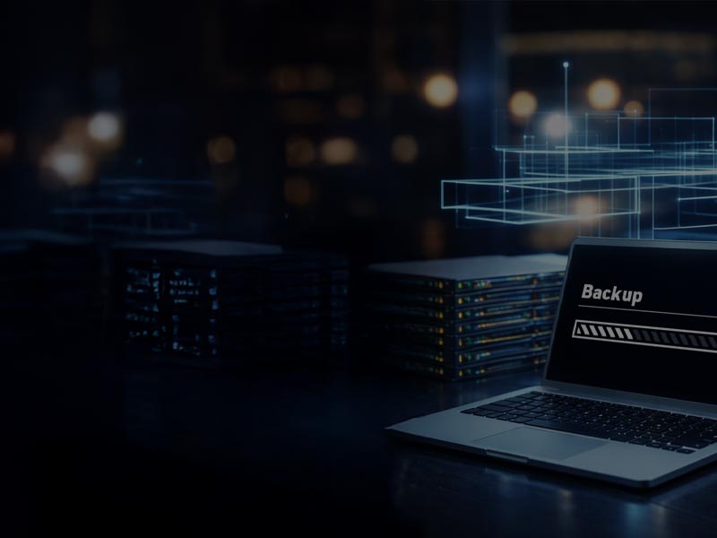 Server-Racks und Laptop als Symbol für Datensicherung mit Proxmox Backup Server