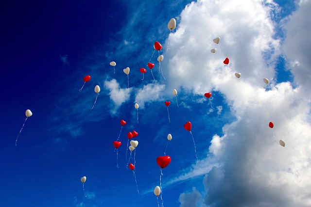 Die Cloud als digitales Geschenk: Luftballons, die in den wolkigen Himmel fliegen