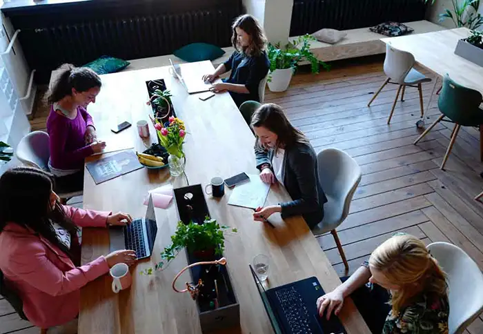 Mitarbeiter sitzen gemeinsame an einem Tisch und arbeiten