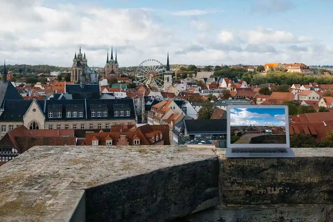 Laptop auf einer Mauer in einer Stadt in Deutschland