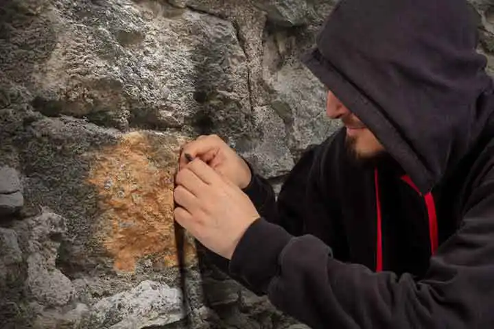 Jemand überwindet eine schützende Mauer